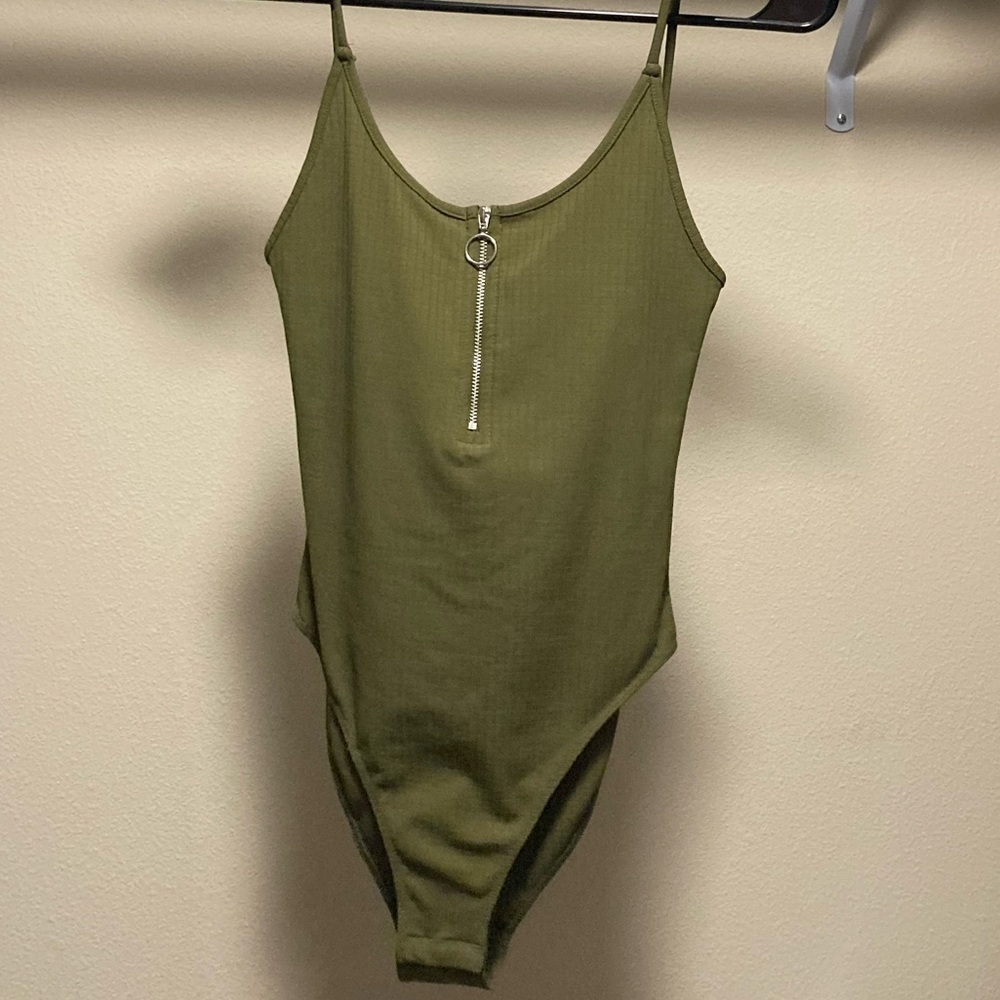 NWOT Topshop Green Zipper Detail Bodysuit!